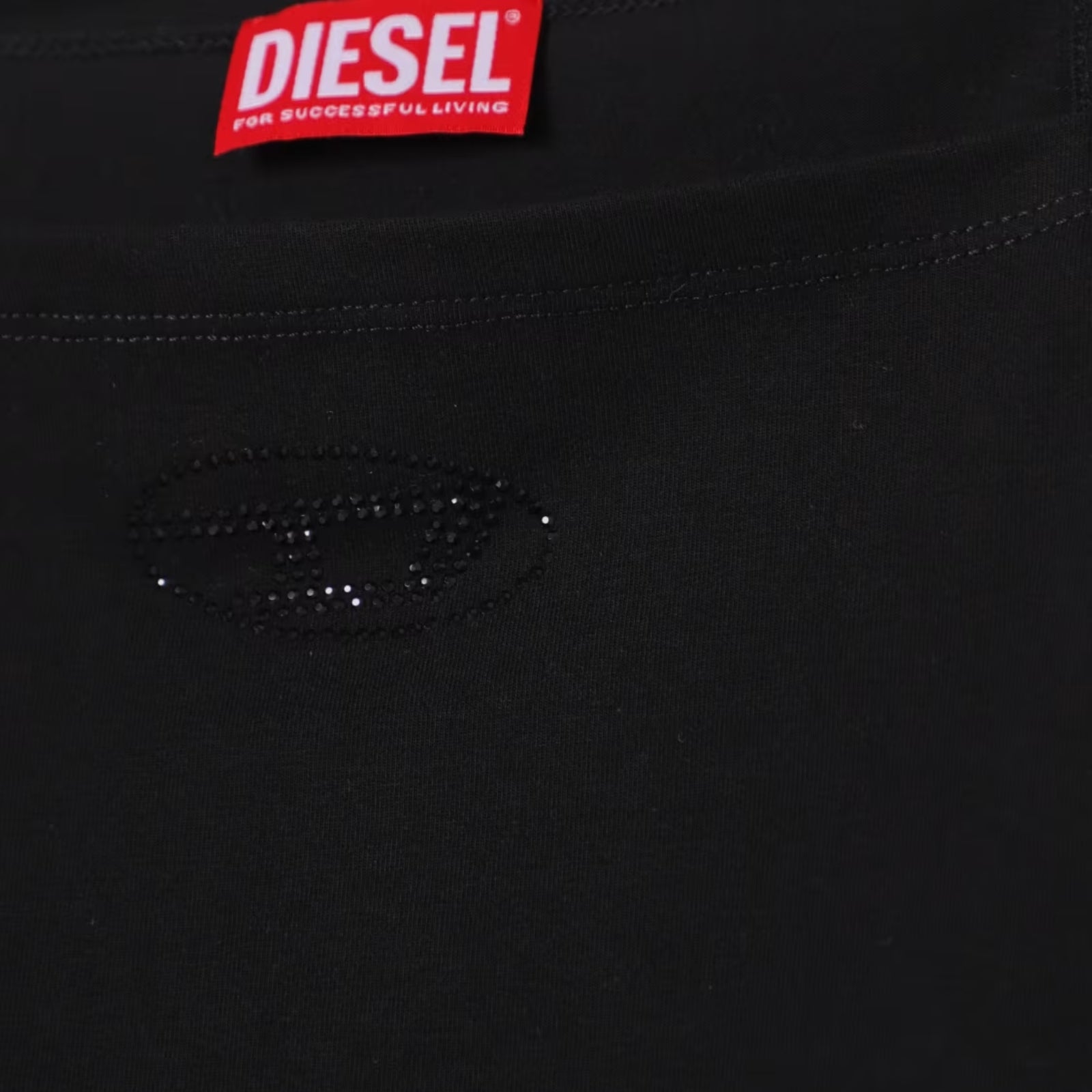 Crop top con spalline sottili con logo strass - NERO
