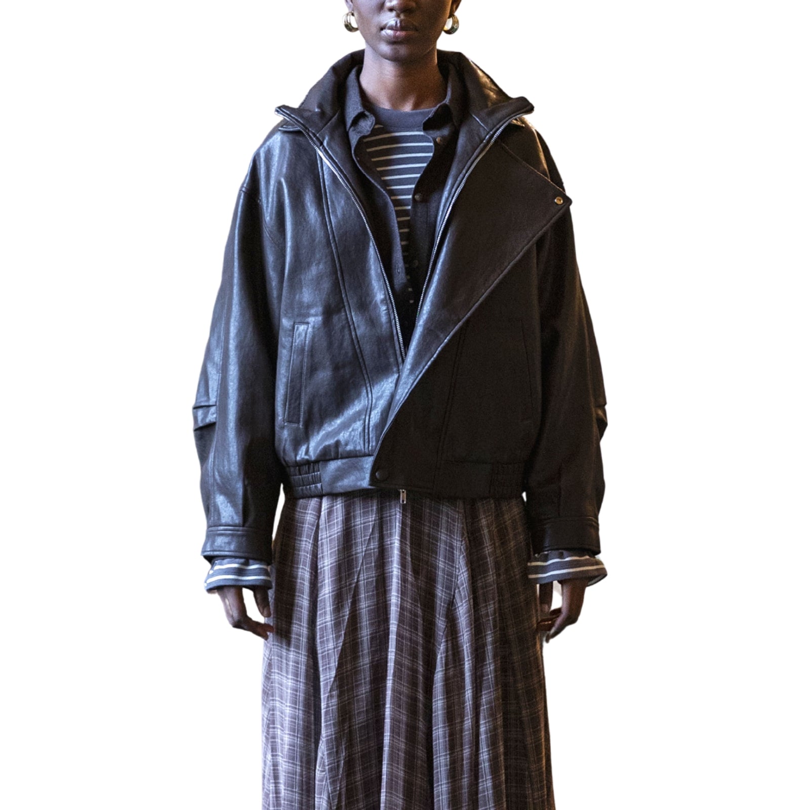 Giubbotto bomber oversize in ecopelle nera con collo asimmetrico